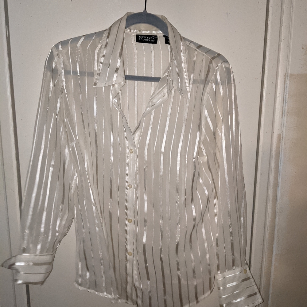 NEW YORK & COMPANY BUTTON DOWN